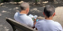 Tutores lectores en el parque.