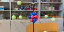 Maqueta de un átomo de oxígeno según el modelo de Bohr