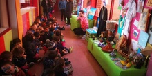 Infantil 3 años y 1º de Primaria visitan los expositores del la "Vuelta al Mundo" 15