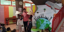 Infantil 3 años y 1º de Primaria visitan los expositores del la "Vuelta al Mundo" 2