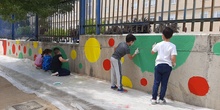 Pintando muro Carmen teacher